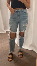 Load image into Gallery viewer, Fly High Crop Jeans