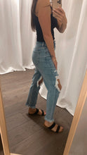 Load image into Gallery viewer, Fly High Crop Jeans
