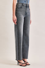 Load image into Gallery viewer, Slate &amp; Style Dad Jeans
