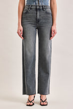 Load image into Gallery viewer, Slate &amp; Style Dad Jeans
