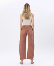 Load image into Gallery viewer, Copper Twist High Rise Barrel Jeans
