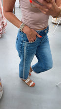 Load image into Gallery viewer, Lucy Embroidered Barrel Jeans
