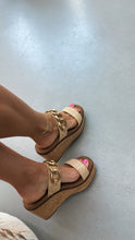 Load image into Gallery viewer, On Vaca Raffia Wedges
