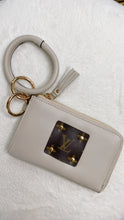 Load image into Gallery viewer, Stacey Wristlet Cream
